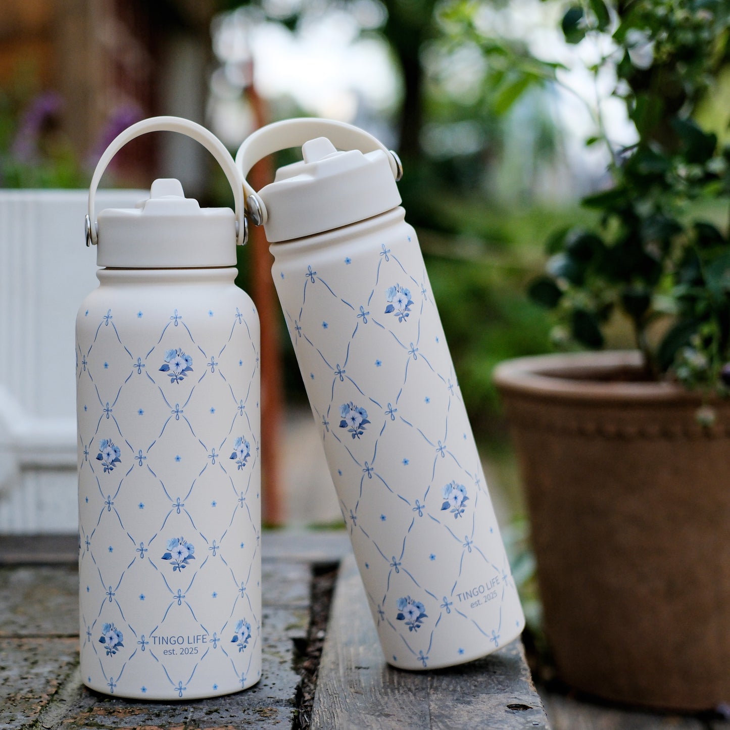 Tingo Life 25oz/750ml Insulated Stainless steel water bottle - Vintage Chinoiserie floral Design